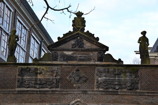 Restauratie Weeshuispoort Leiden, Gevel voor restauratie
