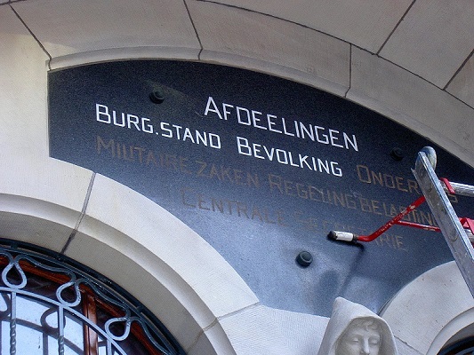 Letterwerk op graniet Stadhuis, Rotterdam