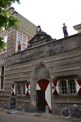 Restauratie Weeshuispoort Leiden, beelden en wapenschild gepolychromeerd